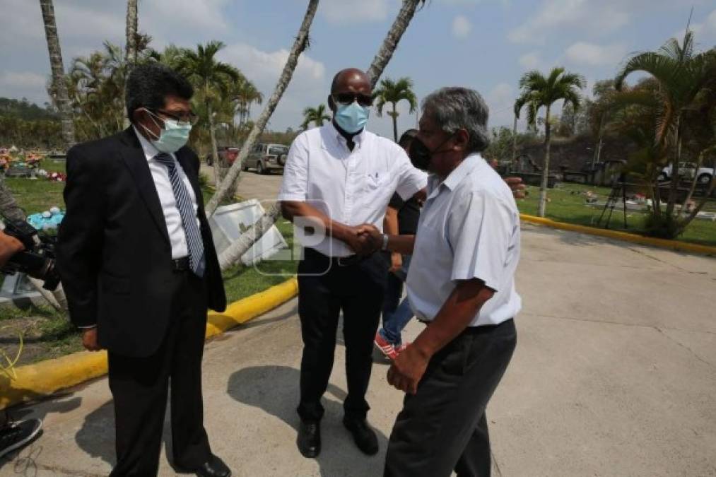 Ramón 'Primitivo' Maradiaga llegó al cementerio para despedir a Chelato Uclés. Acá acompañado por Gilberto Yearwood y Clovis Morales.