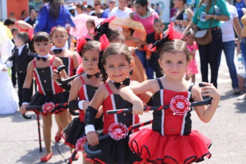 El segundo un trofeo, diplomas y medallas para las integrantes, cuatro parlantes de bluetooth y una suscripción para un usuario por un año en ZOOM para el centro educativo representado.