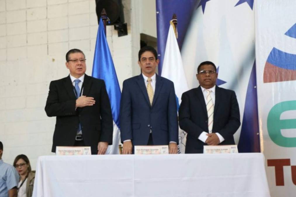 Los magistrados del TSE cantan el himno nacional en la inauguración de las elecciones primarias 2017.