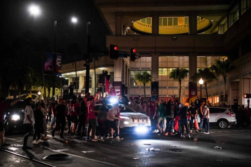 A pesar de que la alcaldesa de Tampa, Jane Castor, había ordenado a las personas que usaran máscaras en lugares al aire libre en los próximos días, muchos no siguieron las instrucciones en la final.