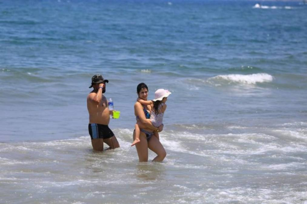 Las familias se han ido a las playas para disfrutar con sus pequeños y olvidarse del estrés.