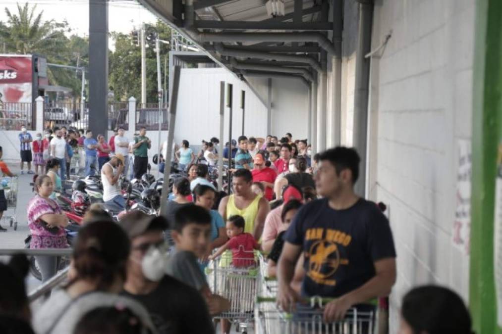 Muchos llegaron acompañados de sus hijos a realizar las compras.