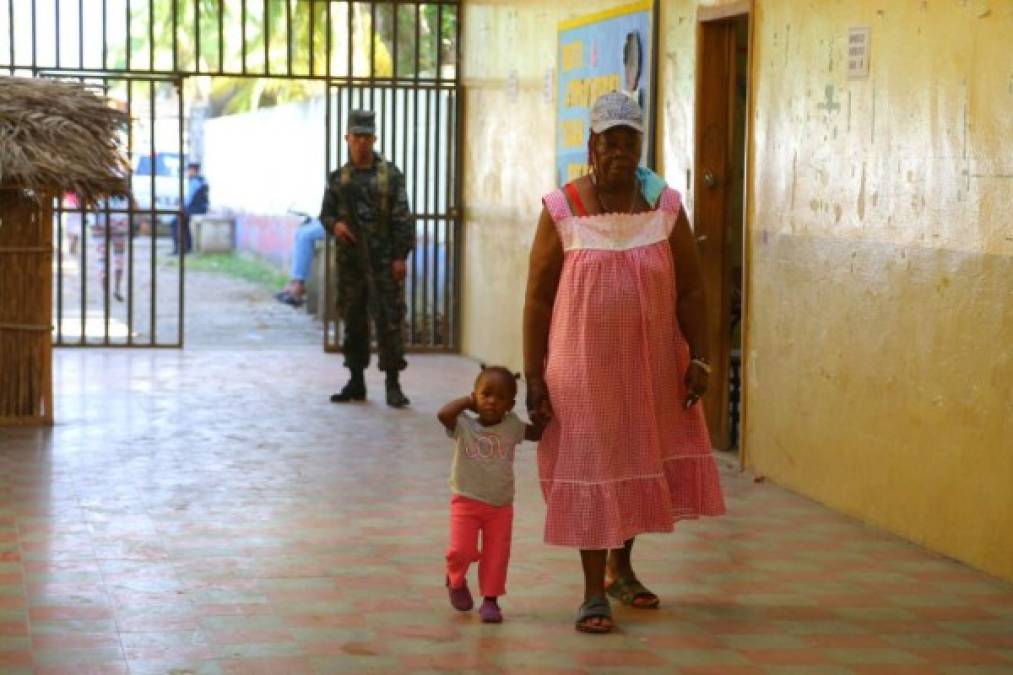 Una mujer garífuna acude a votar en un centro de votación en la escuela Miguel Paz Barahona de la Travesía, Puerto Cortés.