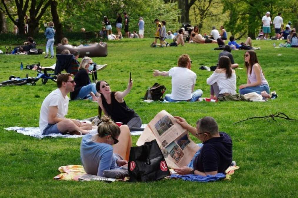 Cansados del encierro por la pandemia, los neoyorquinos aprovecharon el agradable clima de la primavera para regresar al Central Park.