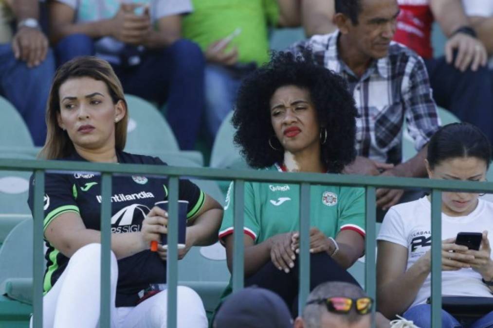 La novia de Henry Figueroa, Edlin Navarro, llegó al estadio para apoyar al jugador del Marathón.