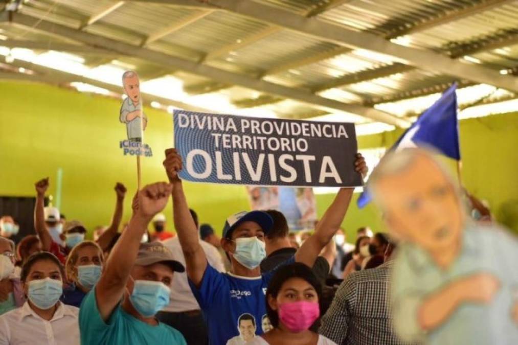 Los simpatizantes del también presidente del Congreso Nacional asistieron portando sus tapabocas a la reunión.