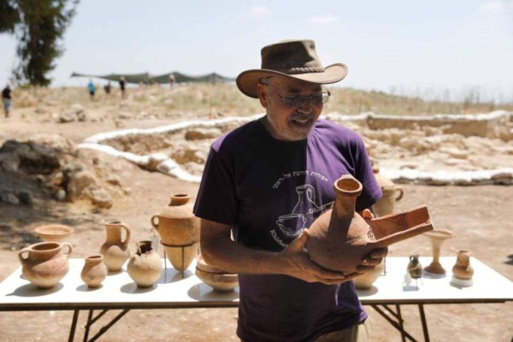 Los investigadores encontraron cuencos y una lámpara de aceite, como ofrendas colocadas debajo de los edificios para traer buen destino en la construcción, además de herramientas de piedra y metal datadas entre los siglos XII y XI a.C., similares a las descubiertas en excavaciones como Ashdod, Ashkelon, Ekron y Gath, localidades filisteas.