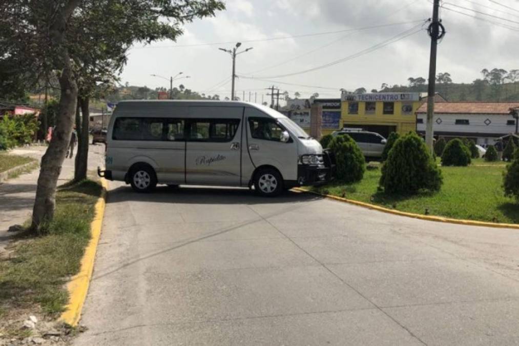 Un bus rapidito bloquea una de las calles de Santa Rosa de Copán.