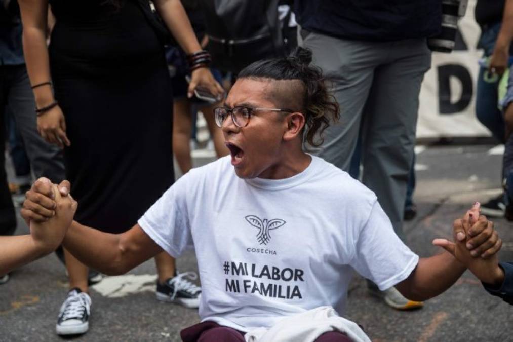 Los protestantes detuvieron brevemente el tráfico en la Quinta Avenida frente a la torre Trump.