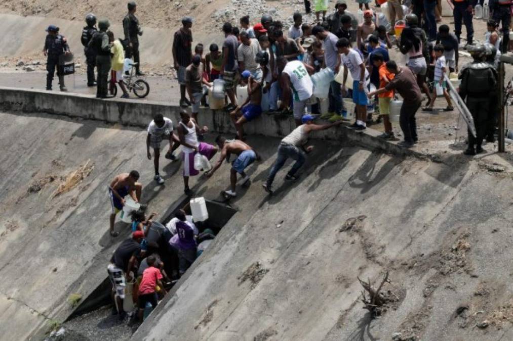 El río también recibe gran parte de las aguas negras de las comunidades ubicadas al borde Caracas.