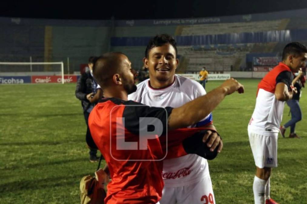 'Patón' Mejía celebrando con el argentino Ezequiel Aguirre, que ganó su primer título con el Olimpia.