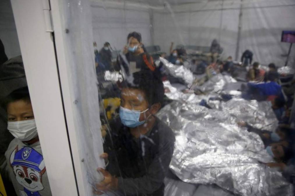 Las imágenes muestran a cientos de niños hacinados en unas celdas construidas para albergar a unos 50 migrantes.