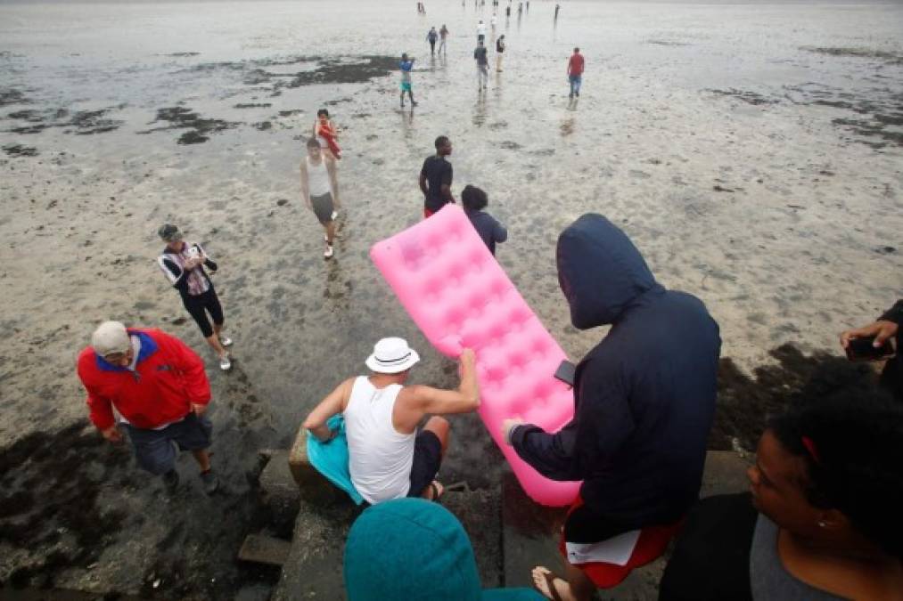 El fenómeno que produce la retirada del mar se conoce como 'marea de tormenta' que es provocada por los fuertes vientos que empujan grandes cantidades hacia la costa que golpea el huracán y hacen que la misma retroceda en otras zonas.