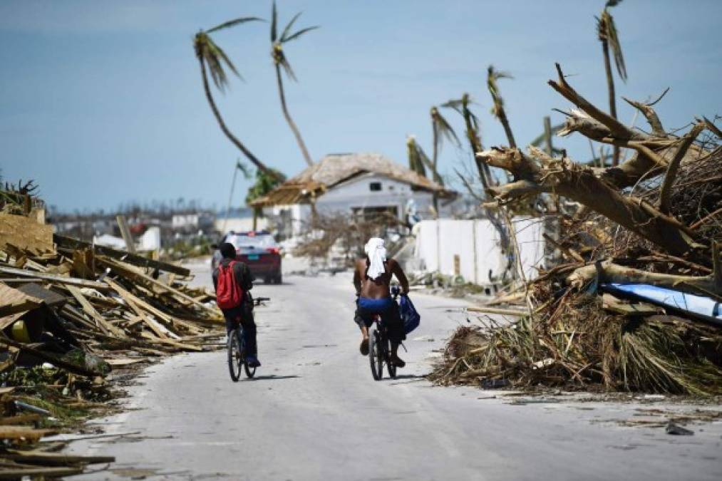 Algunos residentes aún aturdidos por la tormenta habían salido a las calles arrastrando sus maletas con sus posesiones más valiosas buscando salir de la escena de destrucción.<br/>