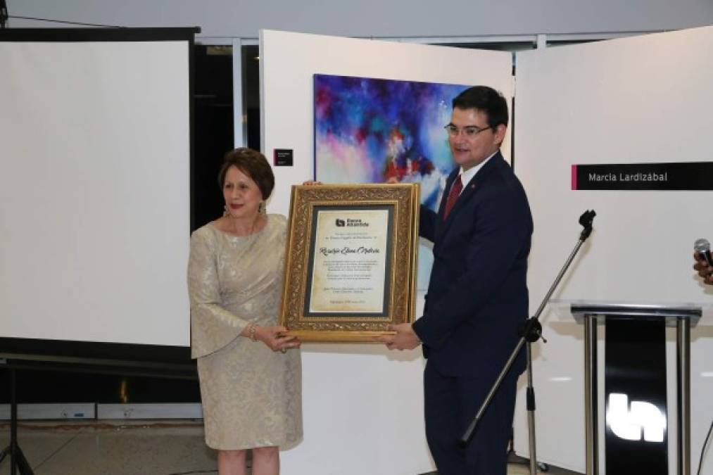 Banco Atlántida también reconoció la trayectoria de la directora Rosario Elena Córdova.