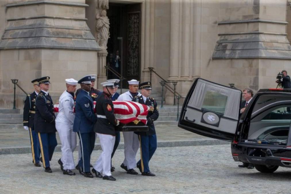 La guardia de honor del Capitolio de Estados Unidos cargó el ataúd de McCain cubierto por la bandera hasta un auto fúnebre, en la última vista que tendrá el pueblo estadounidense de su héroe.