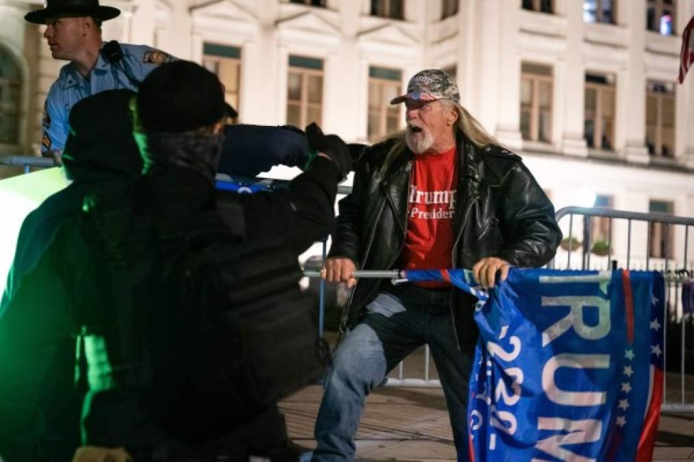 Después de la manifestación de miles de seguidores de Trump que transcurrió de manera pacífica para denunciar lo que consideran que ha sido un fraude en los comicios del pasado 3 de noviembre, al atardecer empezaron a calentarse los ánimos y se registraron trifulcas en los alrededores de la Casa Blanca.