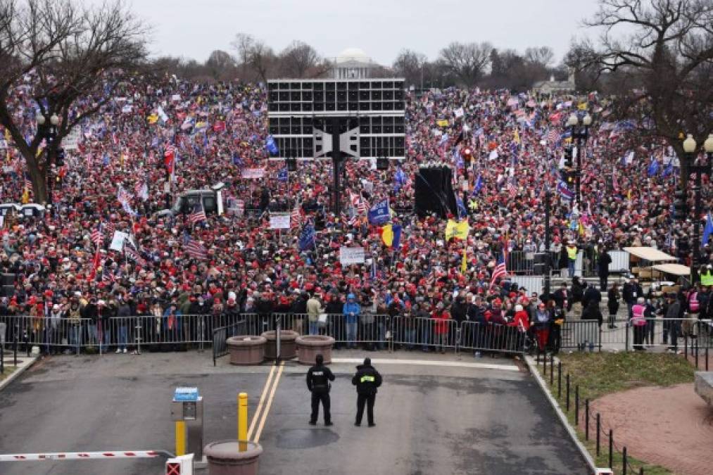 WASHINGTON, DC - JANUARY 06: Crowds arrive for the 'Stop the Steal' rally on January 06, 2021 in Washington, DC. Trump supporters gathered in the nation's capital today to protest the ratification of President-elect Joe Biden's Electoral College victory over President Trump in the 2020 election. Spencer Platt/Getty Images/AFP<br/><br/>== FOR NEWSPAPERS, INTERNET, TELCOS & TELEVISION USE ONLY ==<br/><br/>