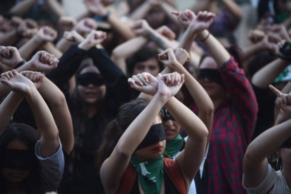 Mujeres participaron en la coreografía 'Un violador en tu camino', en la Plaza de los Derechos Humanos de la Corte Suprema de Justicia y frente al Congreso, en Ciudad de Guatemala (Guatemala). <br/><br/>Vestidas de negro en su mayoría, algunas con pañuelos verdes, y cubiertas del rostro con bandas con los nombres de las 41 fallecidas y 15 heridas por las quemaduras del incendio desatendido en el Hogar Seguro Virgen de la Asunción, las mujeres gritaron: 'El patriarcado es un juez que nos juzga por nacer y nuestro castigo es la violencia que no ves'.