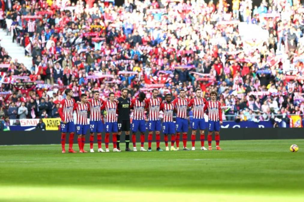 Previo al inicio del partido, se dio un minuto de silencio en honor al ex jugador Isacio Calleja, ex futbolista del Atlético de Madrid que murió en esta semana.