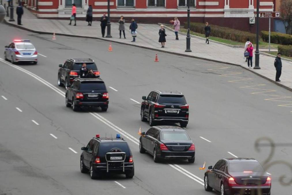 El líder norcoreano se trasladó en una caravana fuertemente custodiada, pese a encontrarse en un país aliado.