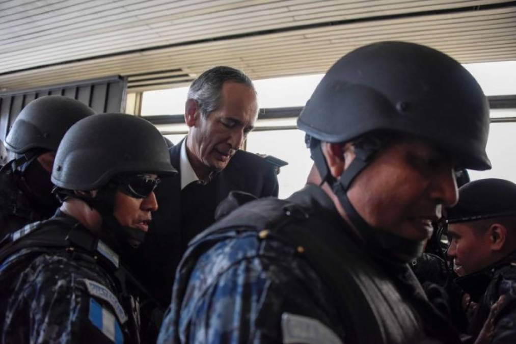 El Ministerio Público y la Comisión Internacional Contra la Impunidad en Guatemala (CICIG) realizan hoy 14 allanamientos en los que buscan capturar a varias personas, entre ellas miembros del Gabinete de Gobierno del exmandatario.
