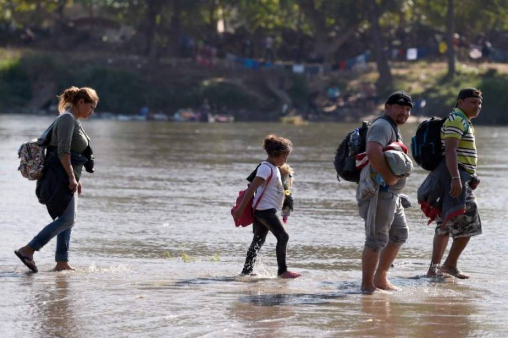 Central American migrants cross the Suchiate River back to Tecum Uman, the natural border with Guatemala in Ciudad Hidalgo, Chiapas State, Mexico, on January 21, 2020. - The Mexican government tried to dialogue with the new caravan of Central Americans on Tuesday to prevent their irregularly entering and instead take a refuge and temporary employment programs in the south of the country. (Photo by ALFREDO ESTRELLA / AFP)