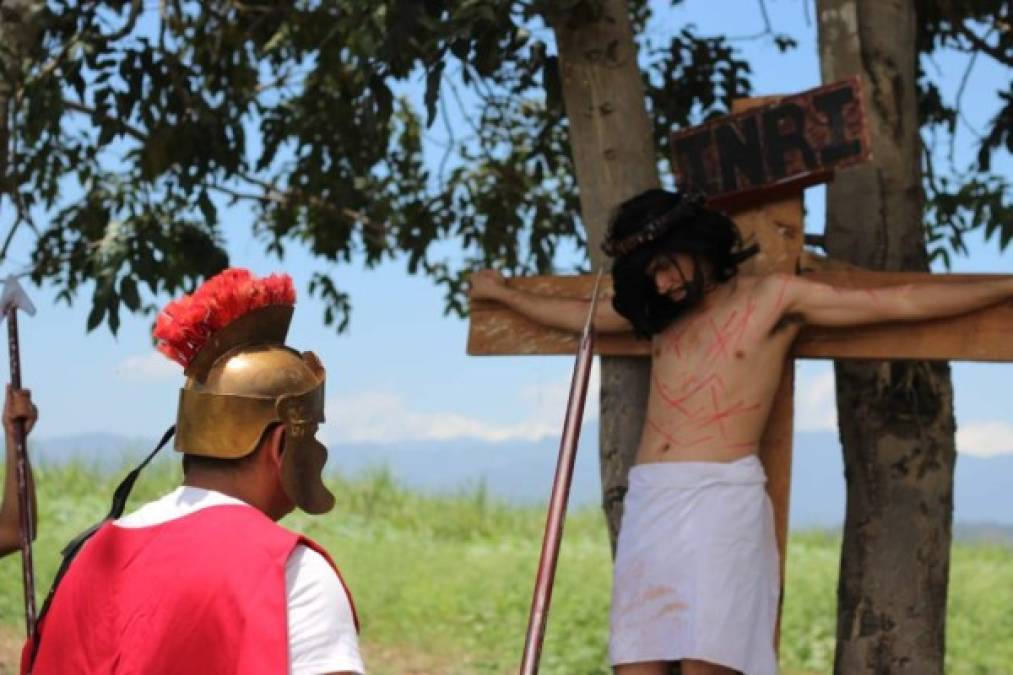 La producción estuvo a cargo del estudiante de periodismo Fabián Flores, quien también ha personificado en otras ocasiones a Jesús durante el viacrucis en vivo.