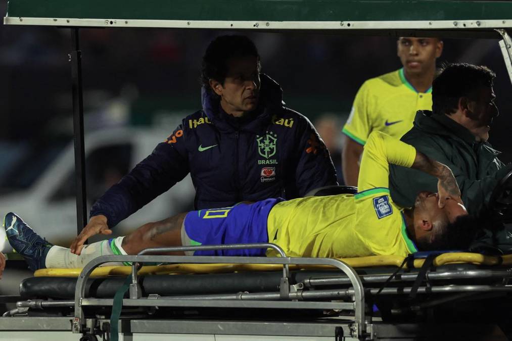 Neymar sufrió una rotura del ligamento cruzado anterior y el menisco de la rodilla izquierda en la derrota de Brasil contra Uruguay (2-0 en Montevideo por las Eliminatorias sudamericanas). El jugador salió en camilla y entre lágrimas de la cancha.