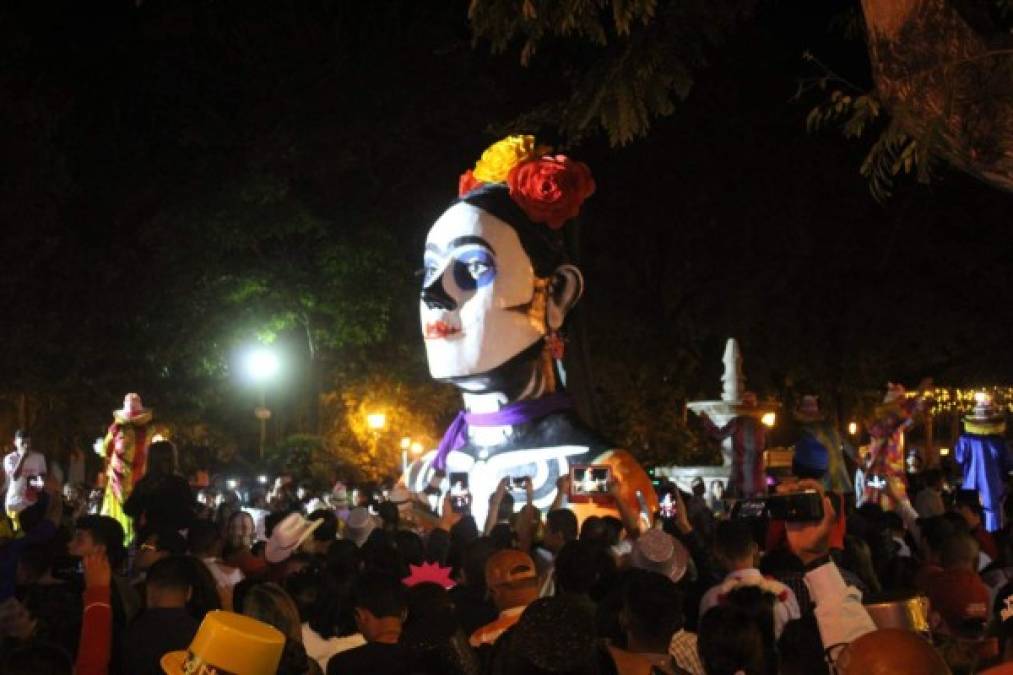 Una de las sensaciones de la noche fue la quema de la Chimenea “Frida Khalo”, (simbolizando el muñeco de año viejo), traída de Trinidad, Santa Barbará, ya que, se realizó por tercera vez en este gran evento, además, estuvo acompañado por un ritual realizado por los Zanqueros del mismo lugar.