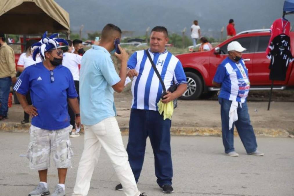 Se está tomando la temperatura corporal y aquellas personas cuya temperatura supere los 38° centígrados no se les permitirá el ingreso.