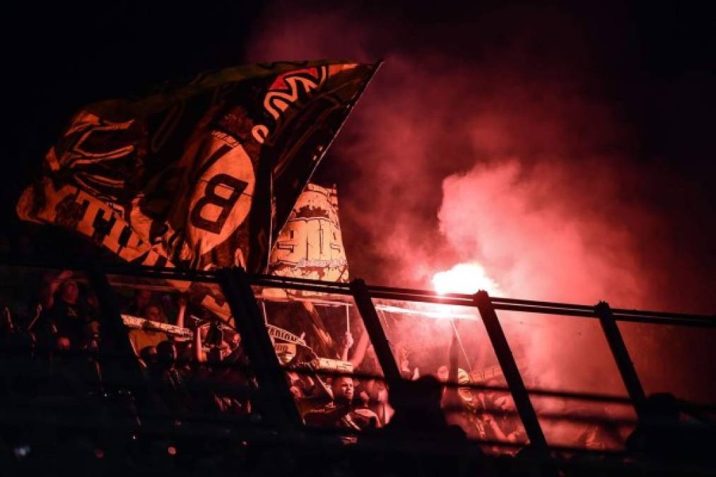 Los aficionados del Borussia Dortmund se hicieron presentes en el estadio Giuseppe Meazza con bengalas para alentar a su equipo ante el Inter de Milán. Foto AFP