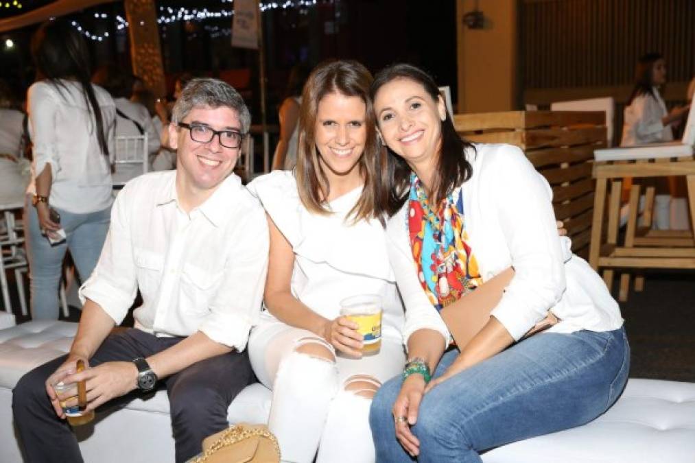 Antonio y Fernanda Tavel con Thelma Hollander.