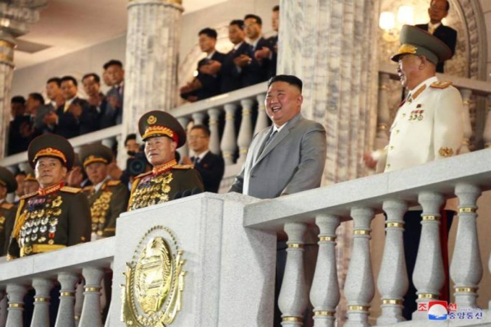 Durante los actos, el dictador norcoreano pronunció un discurso en el que expresó 'sus sentidos agradecimientos y felicitaciones' a todo el pueblo norcoreano y a las fuerzas armadas por 'haber logrado grandes victorias superando pruebas de una dureza sin precedentes y con unidad de mente', según recoge la agencia del régimen.