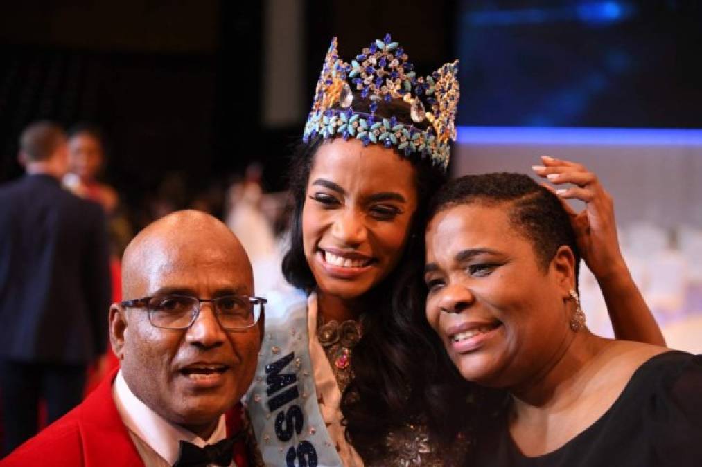 La Miss Mundo 2019 ha confesado que el apoyo familiar es importante. Sus padres estuvieron a su lado durante el certamen y celebraron su coronación con gran orgullo.