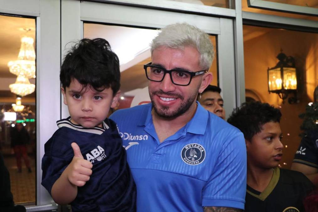 ¡Qué lindo! Este niño posó junto a Agustín Auzmendi en el banderazo de los aficionados del Motagua para su equipo.
