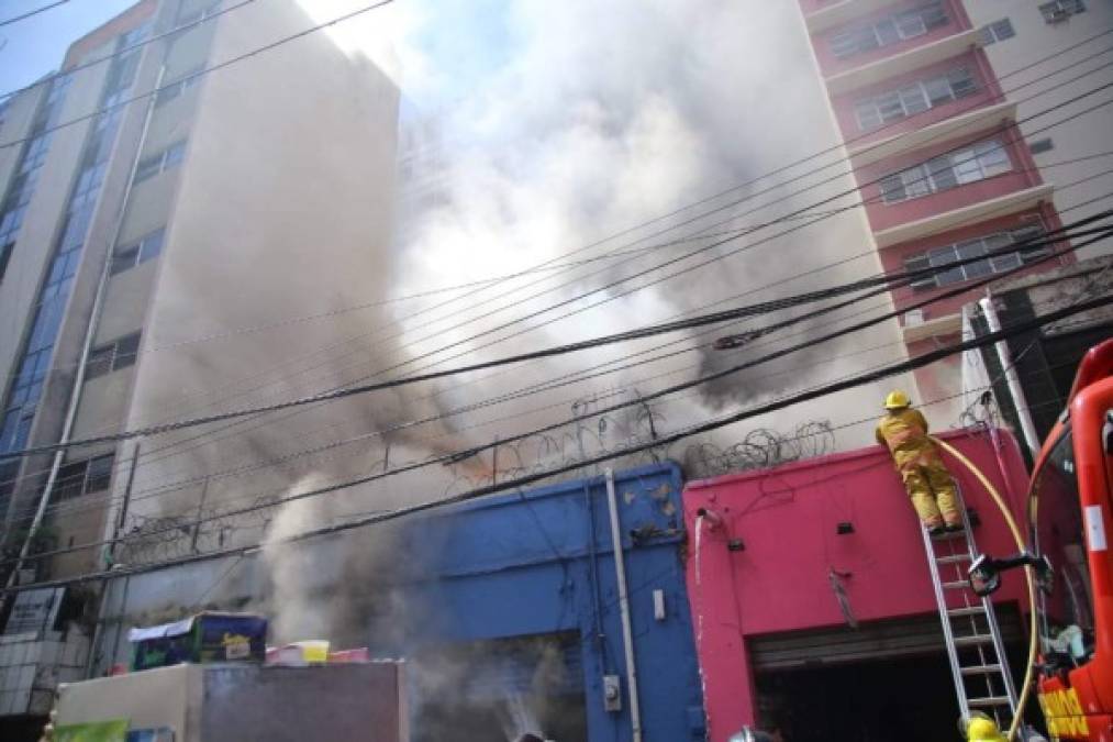 Los Bomberos llegaron de inmediato al lugar para controlar el incendio.