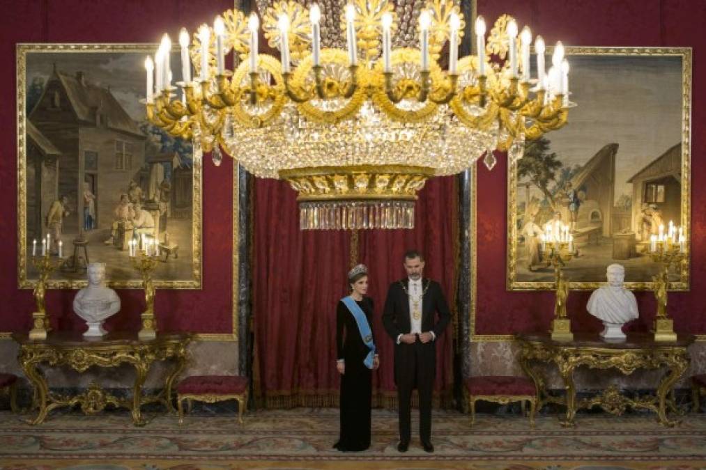 La reina Letizia ha vuelto a dar cátedra de elegancia al lucir un vestido negro de terciopelo y manga larga de su modisto preferido, Felipe Varela, con banda azul celeste.