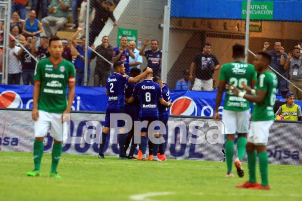 Los jugadores del Motagua celebrando el gol de Carlos Discua.