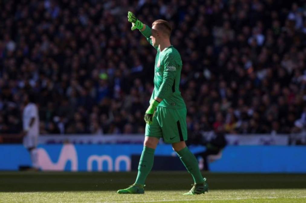 A Ter Stegen parece que le afectaba el sol durante el partido.