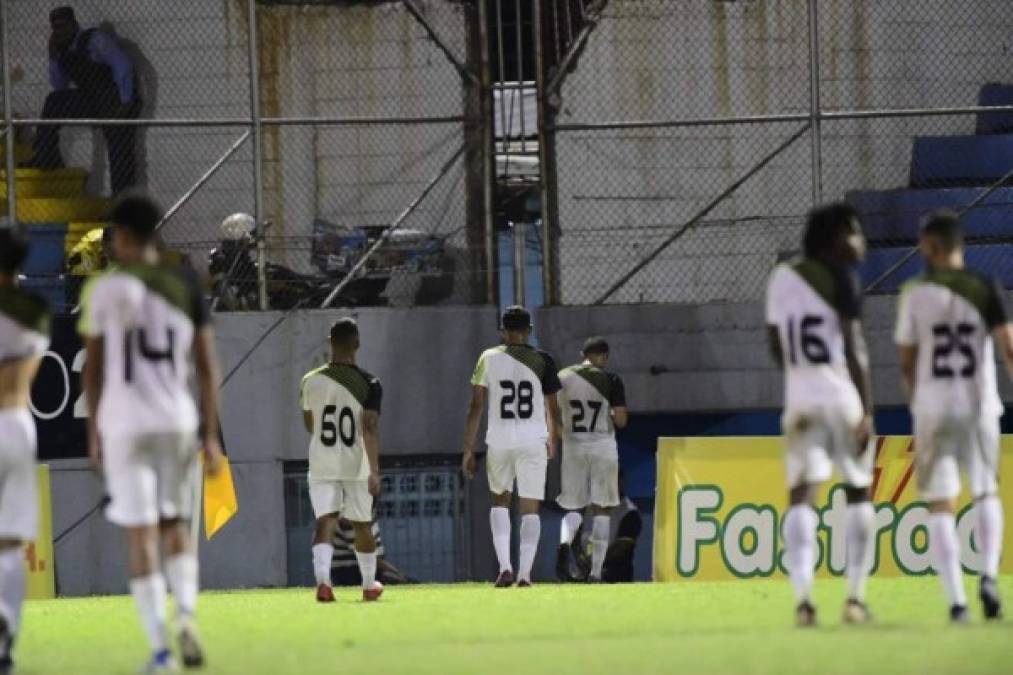 Jugadores del Real de Minas se retiran tristes del campo del Morazán tras la derrota contra Real España. Foto Yoseph Amaya