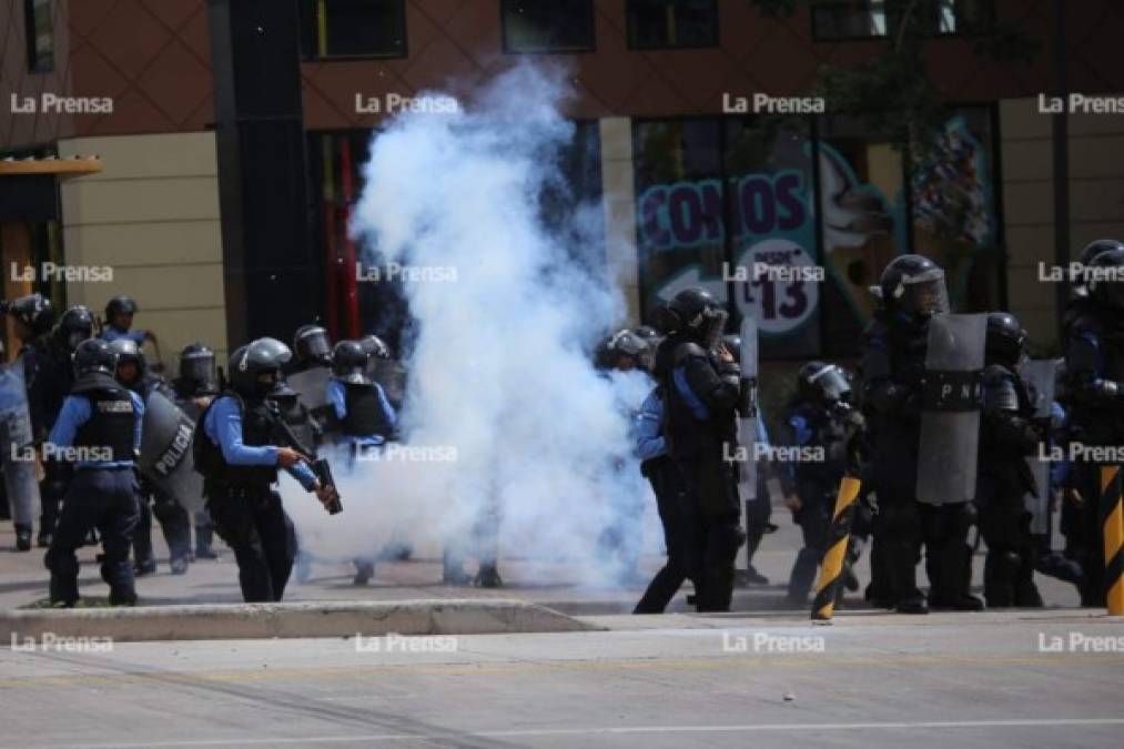 Los protestantes pusieron obstáculos en una carretera para evitar el tránsito.<br/>