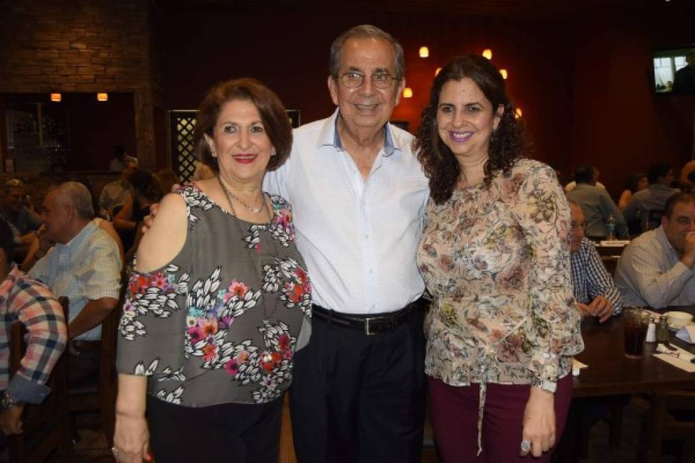 Emilia, José Francisco y Marcela Saybe.