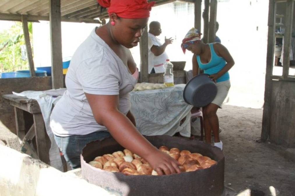 Entre las costumbres de los pueblos garífunas está la elaboración de pan de coco.