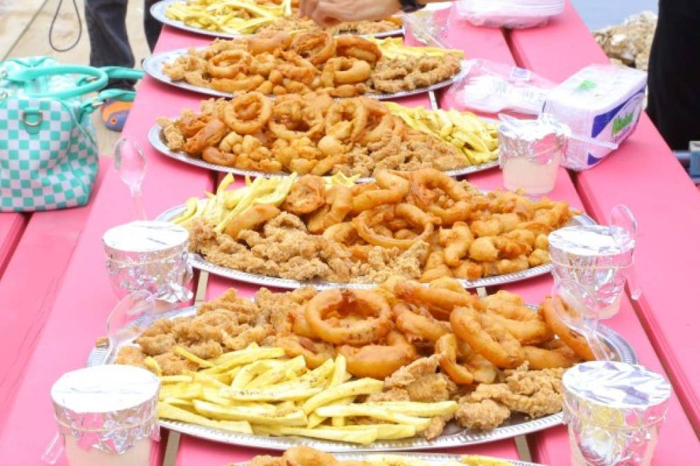 ¡Típico! Un apetitoso plato de mariscos empanizados con papas a la francesa. ¿se te antoja?