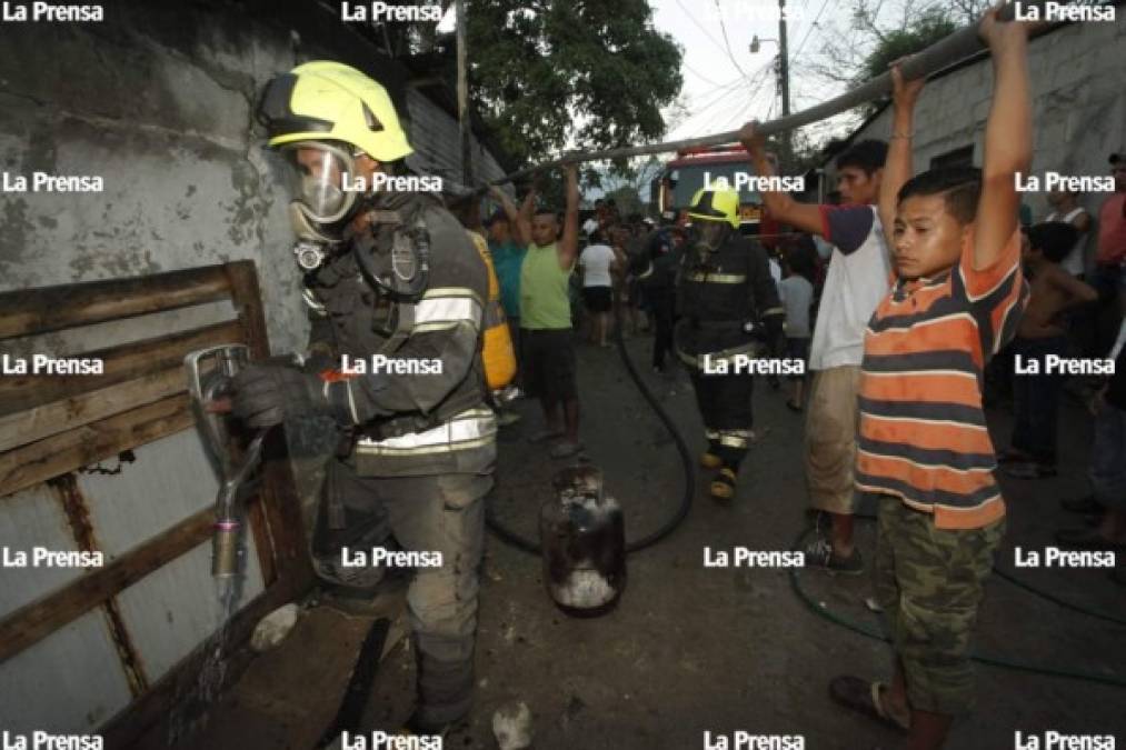 El Cuerpo de Bomberos envió varias unidades para controlar el fuego y evitar que la desgracia fuese todavía mayor.