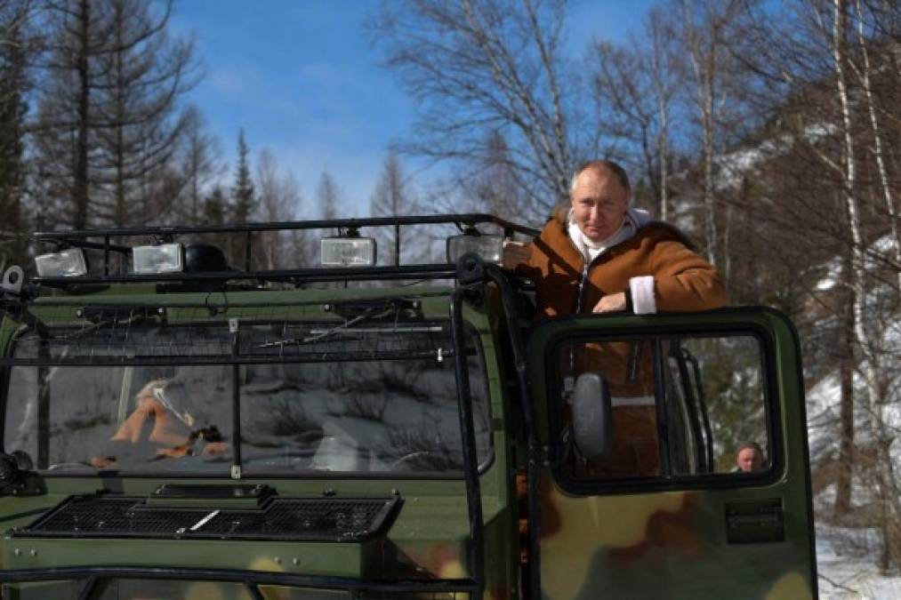 Tras una semana de fuertes señalamientos con el presidente de EEUU Joe Biden, el mandatario ruso Vladimir Putín se desahogó conduciendo un todoterreno en una zona de Siberia, al oriente asiático de Rusia.