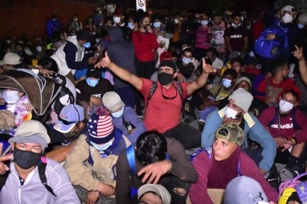 Uno de los policías hondureños que estaba al frente del primer retén, fue herido en la cabeza con una piedra, mientras que, en territorio guatemalteco, una mujer cayó desmayada cuando los migrantes estaban frente a frente con las fuerzas del orden guatemaltecas.<br/>