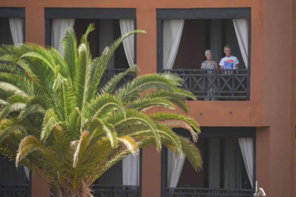 Los turistas que compartían hotel en la isla española de Tenerife (Canarias, Atlántico) con el médico italiano diagnosticado con coronavirus están confinados en el establecimiento, hasta que se conozcan los resultados definitivos sobre ese positivo.