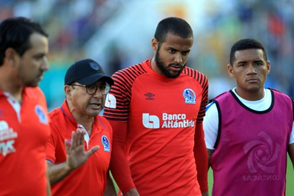 Osman Madrid también se mostró enfadado con los jugadores del Olimpia.